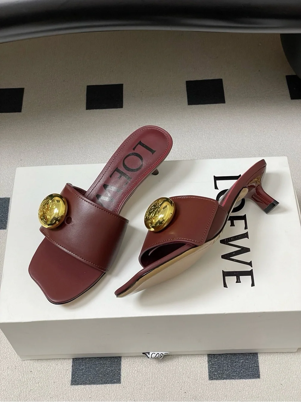 LOEWE Pebble Burgundy Leather Kitten Heel Mules Sandals Gold Anagram Hardware - Picture 1 of 8